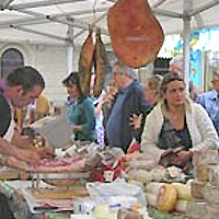 vetrina mercato della norcineria toscana